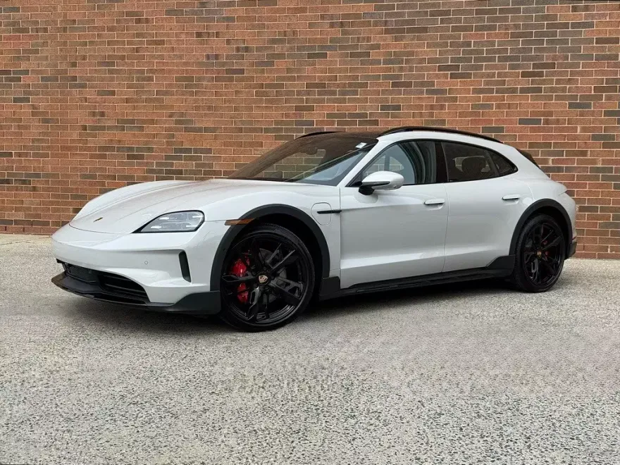 2025 Porsche Taycan Cross Turismo 4S photo 1