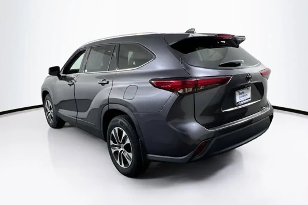 2022 Toyota Highlander XLE photo 1