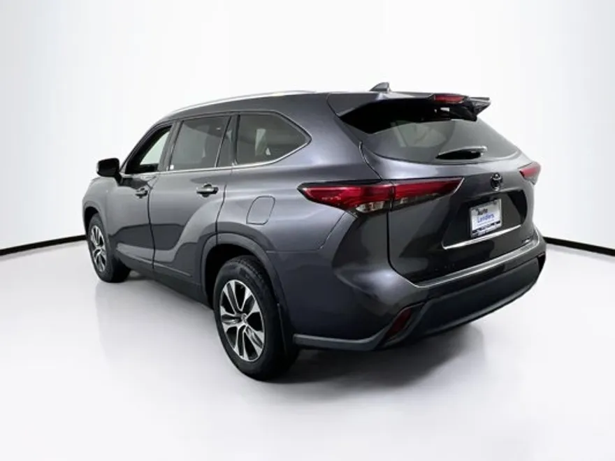 2022 Toyota Highlander XLE photo 1