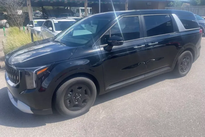2025 Kia Carnival LXS photo 1