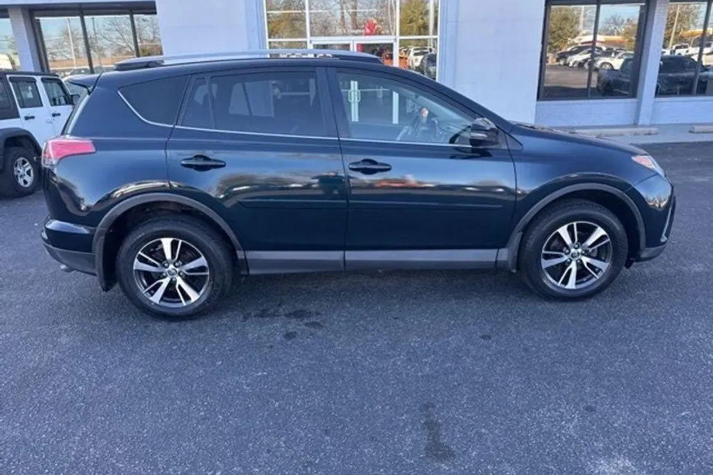 2017 Toyota RAV4 XLE photo 1
