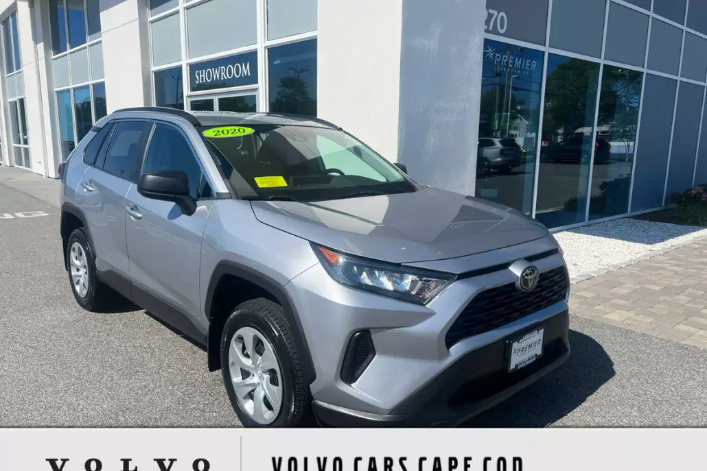 2020 Toyota RAV4 LE photo 1