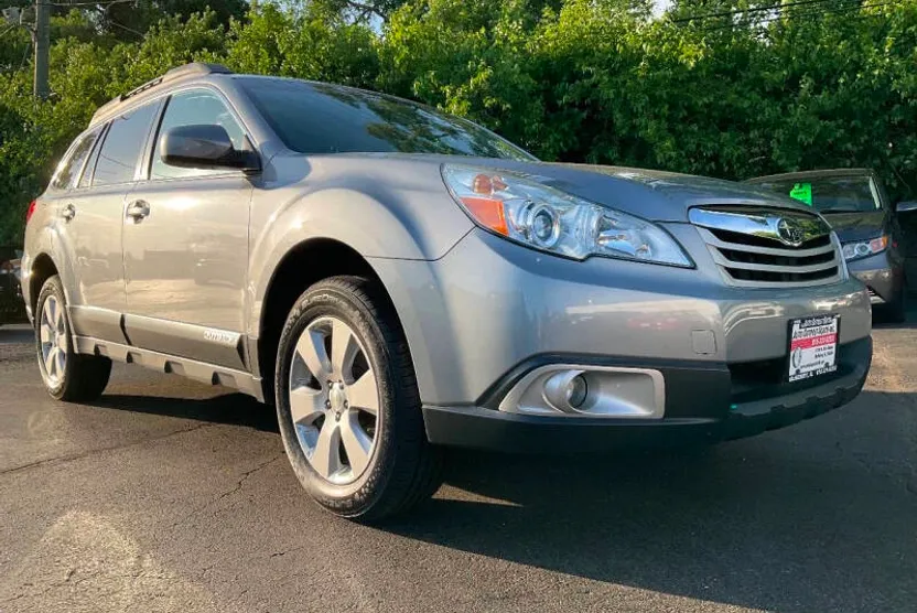 2011 Subaru Outback 2.5i Premium photo 1