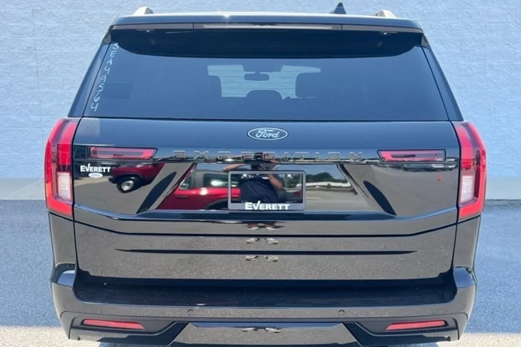 2025 Ford Expedition photo 1