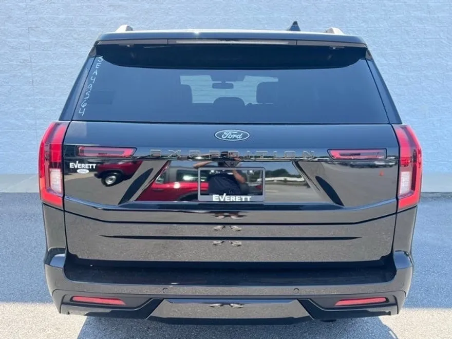 2025 Ford Expedition photo 1