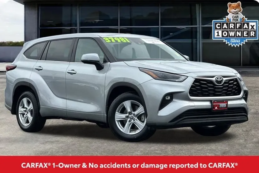 2024 Toyota Highlander LE photo 1