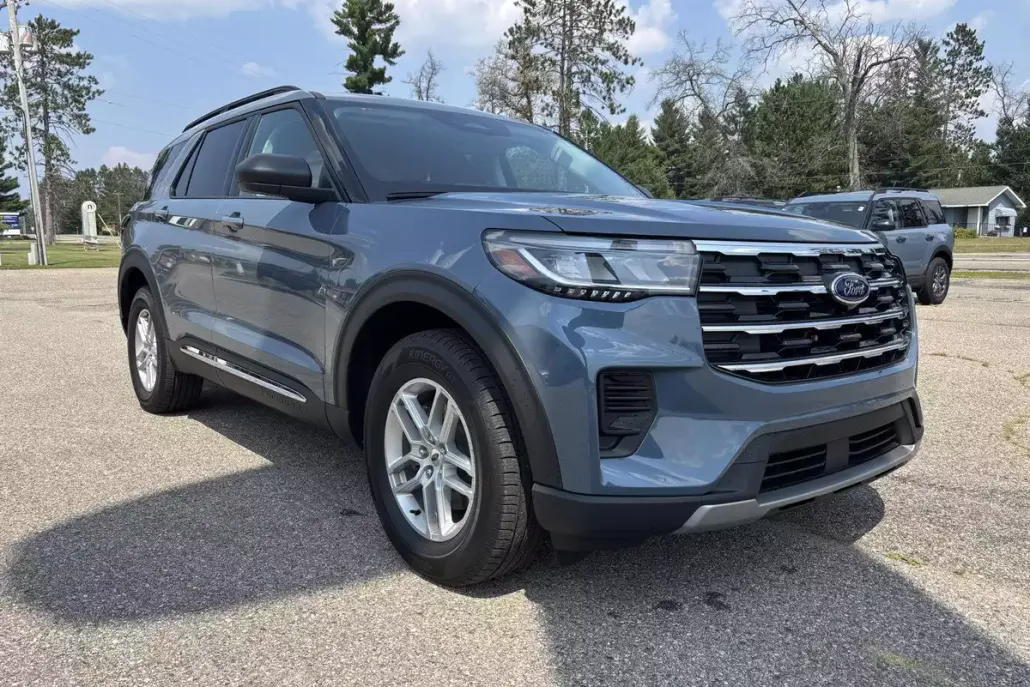 2025 Ford Explorer photo 1
