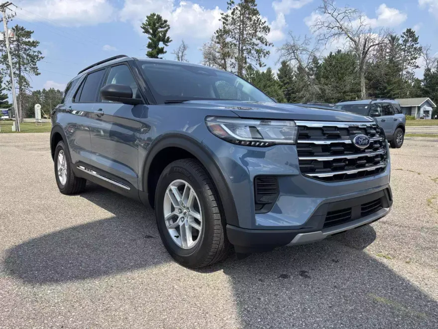 2025 Ford Explorer photo 1