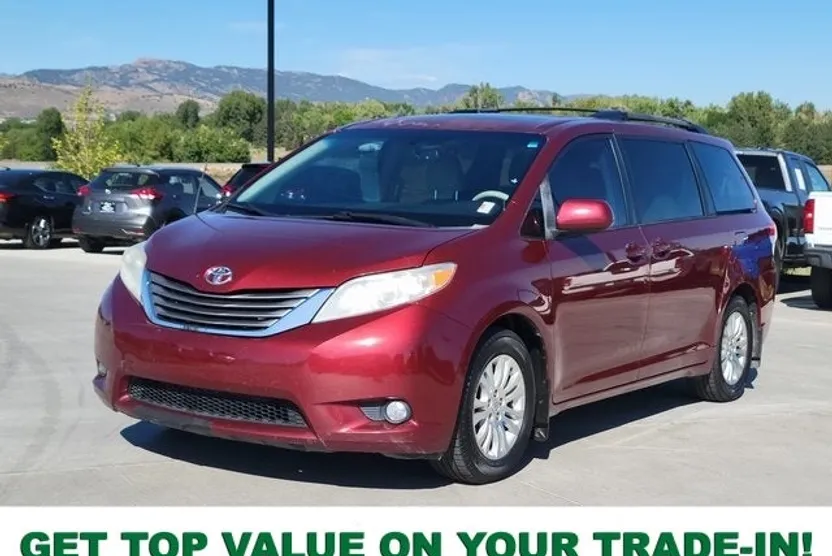 2013 Toyota Sienna XLE photo 1
