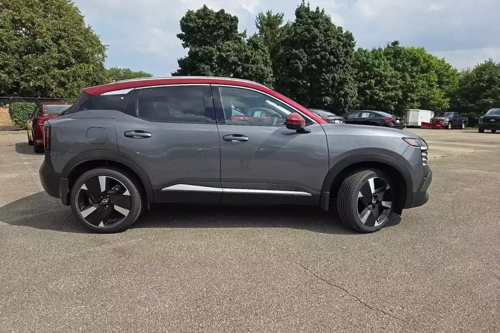 2025 Nissan Kicks SR photo 1