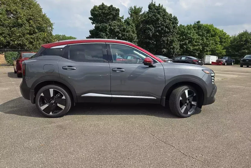 2025 Nissan Kicks SR photo 1