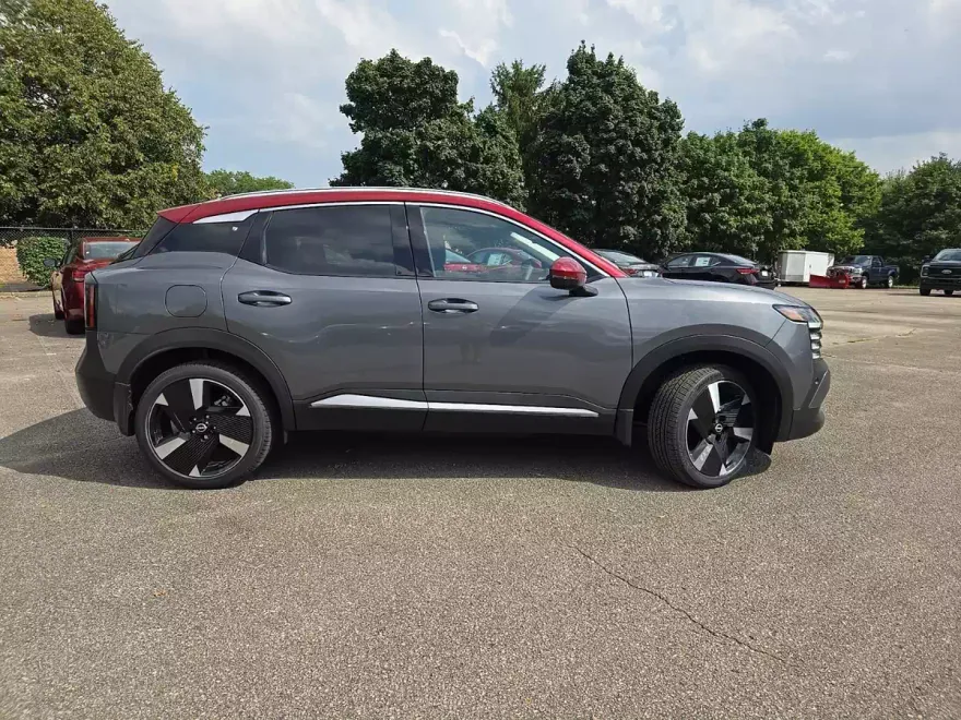 2025 Nissan Kicks SR photo 1