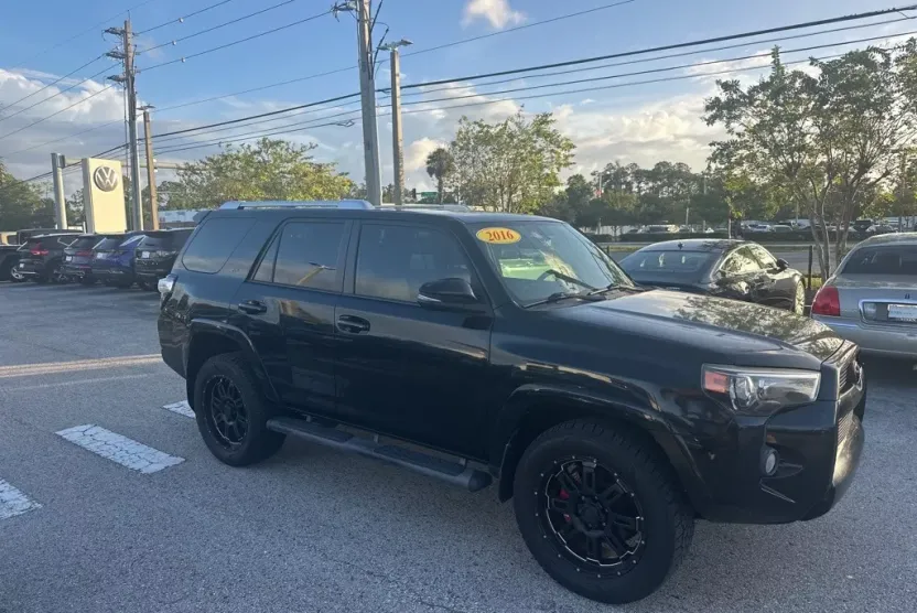 2016 Toyota 4Runner SR5 photo 1