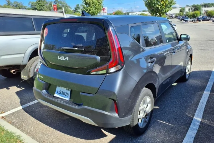 2023 Kia Soul LX photo 1