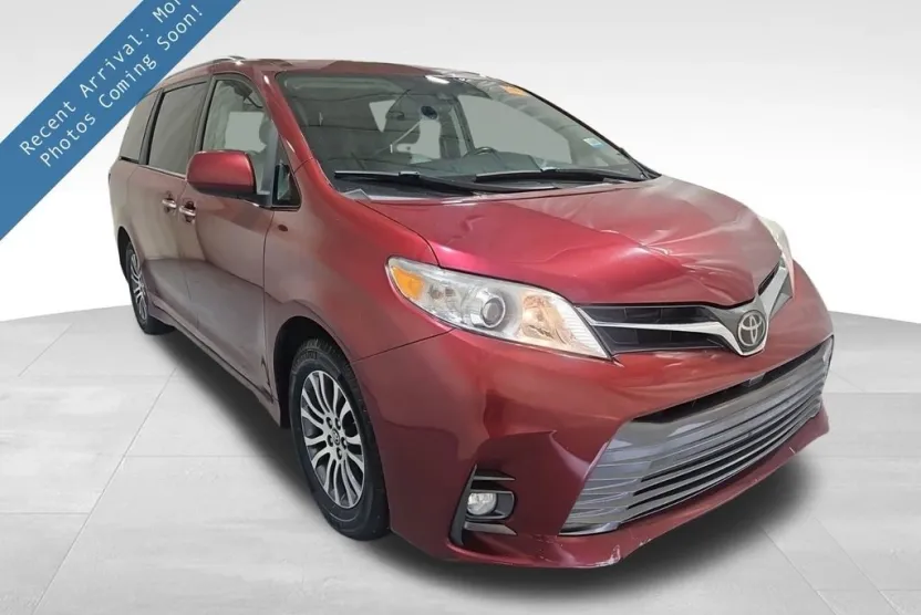 2019 Toyota Sienna XLE photo 1