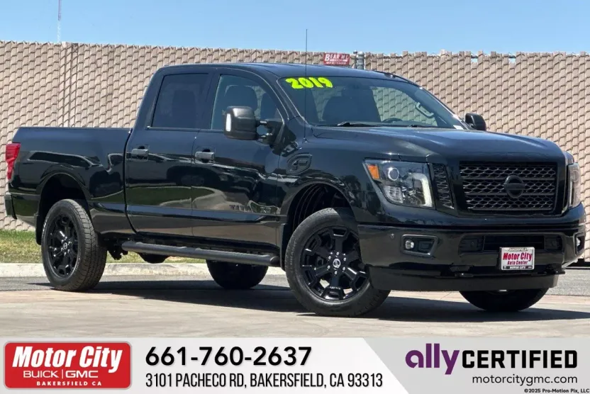 2019 Nissan Titan SL photo 1