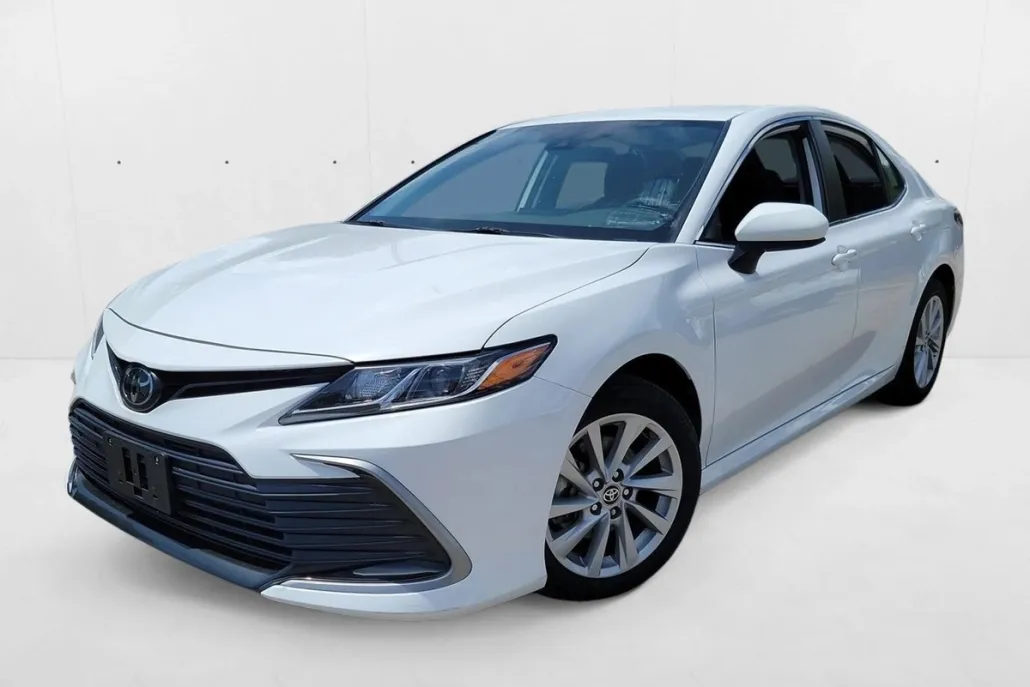 2022 Toyota Camry LE photo 1