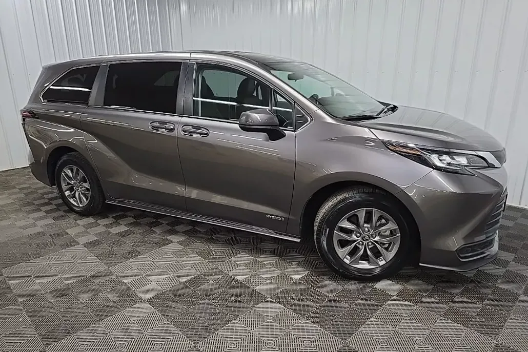 2021 Toyota Sienna LE photo 1
