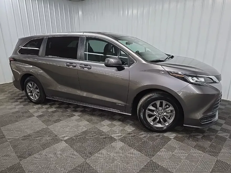 2021 Toyota Sienna LE photo 1