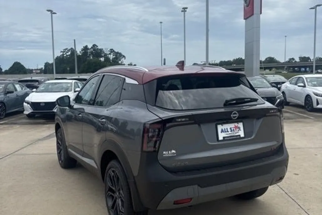2025 Nissan Kicks SR photo 1