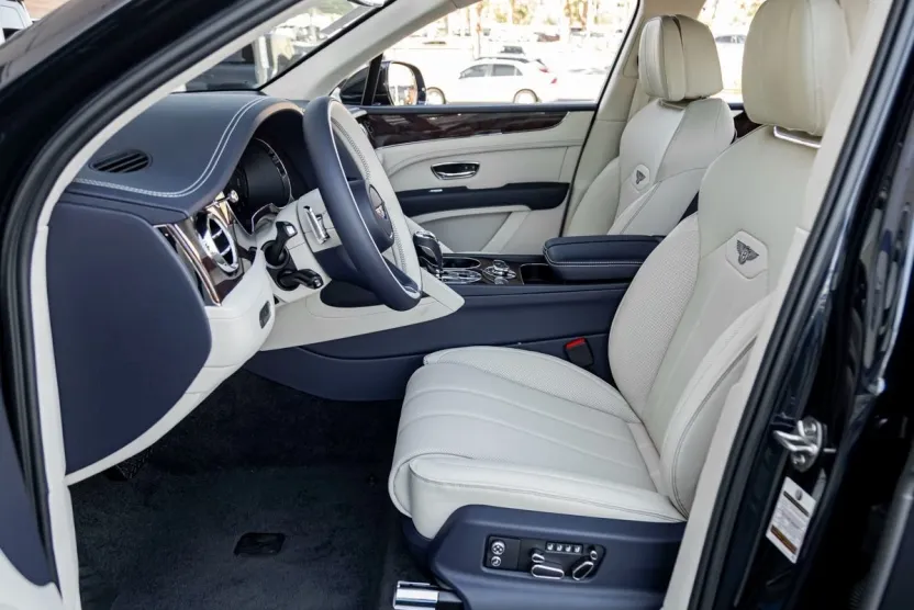 2025 Bentley Bentayga V8 photo 1