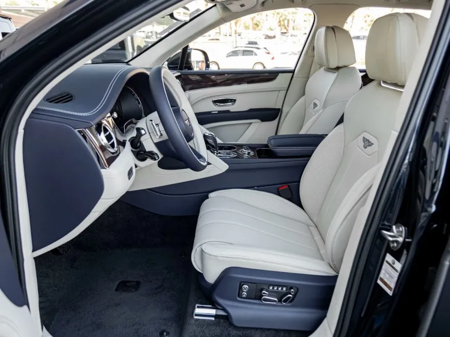 2025 Bentley Bentayga V8 photo 1