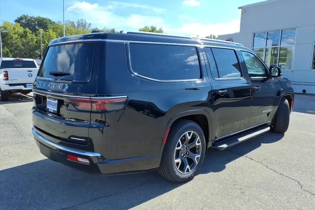 2023 Jeep Wagoneer L Series III photo 1