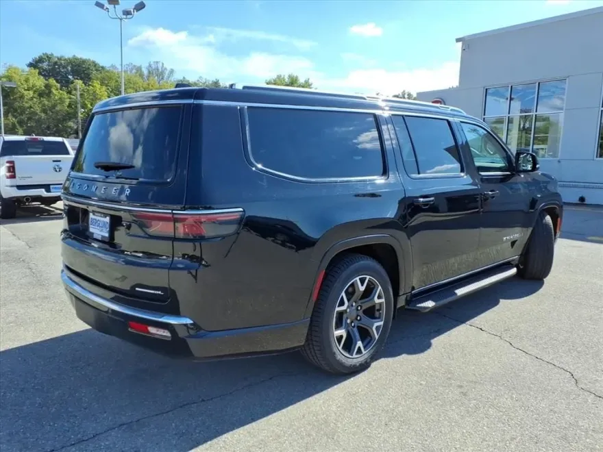 2023 Jeep Wagoneer L Series III photo 1