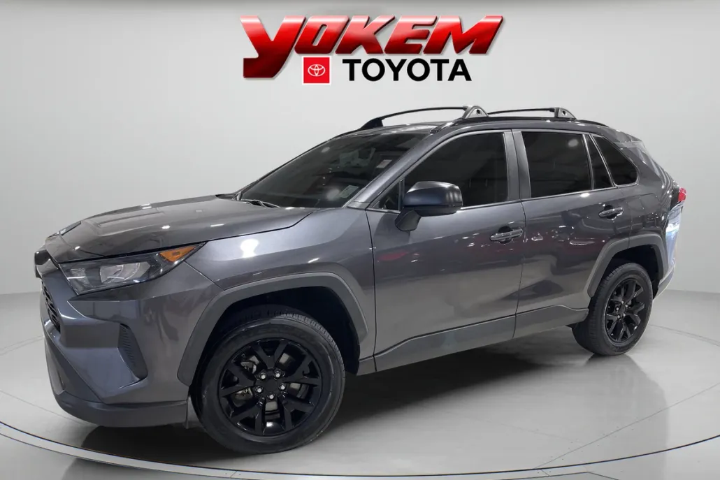 2021 Toyota RAV4 LE photo 1