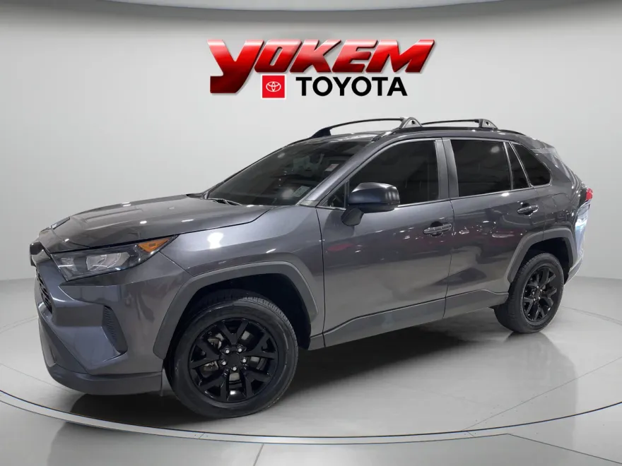 2021 Toyota RAV4 LE photo 1