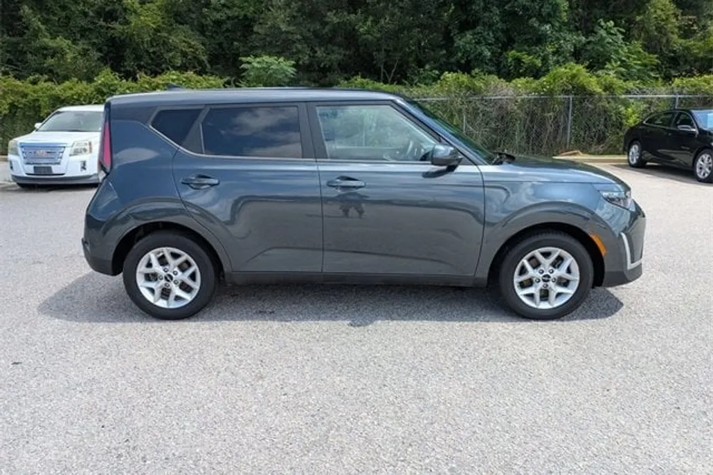 2024 Kia Soul LX photo 1