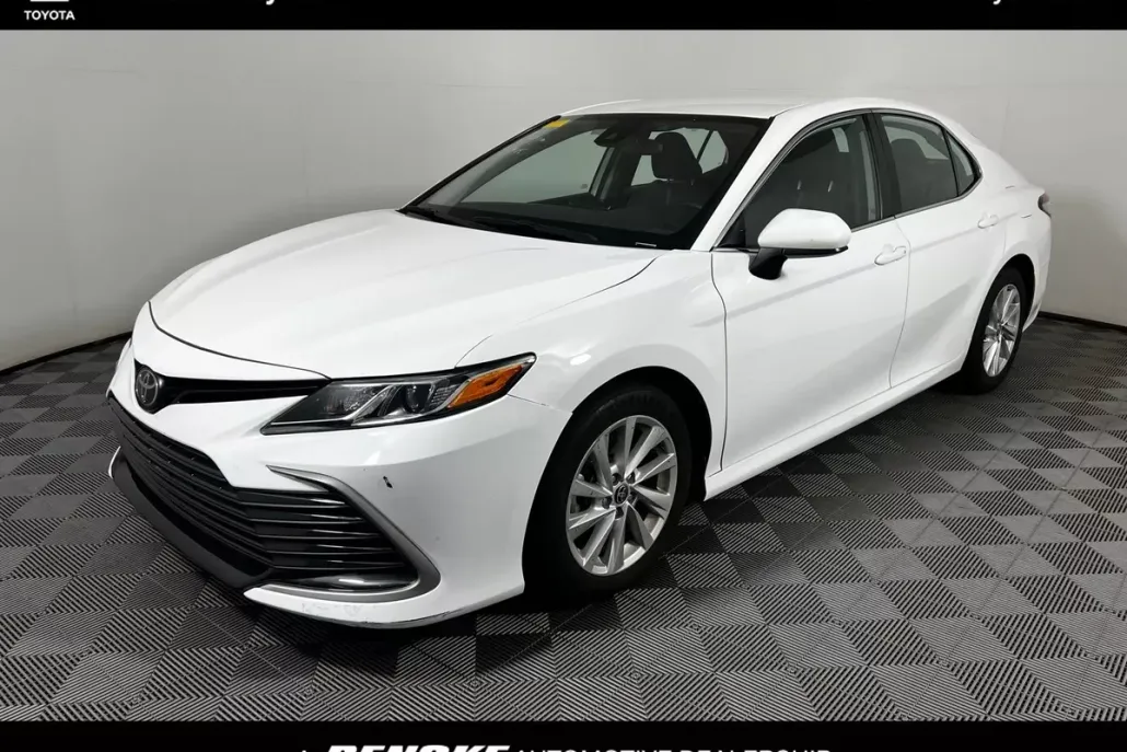 2023 Toyota Camry LE photo 1