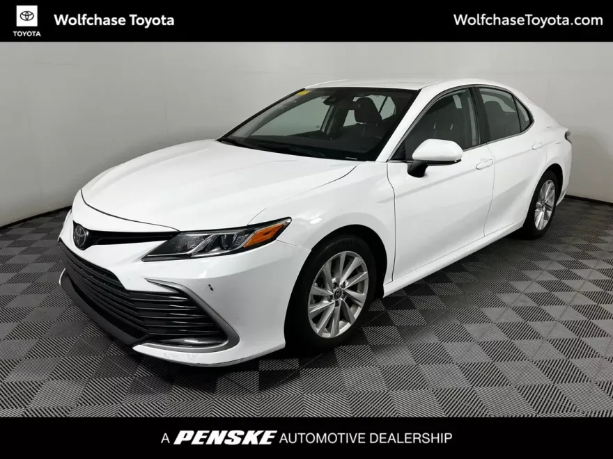 2023 Toyota Camry LE photo 1