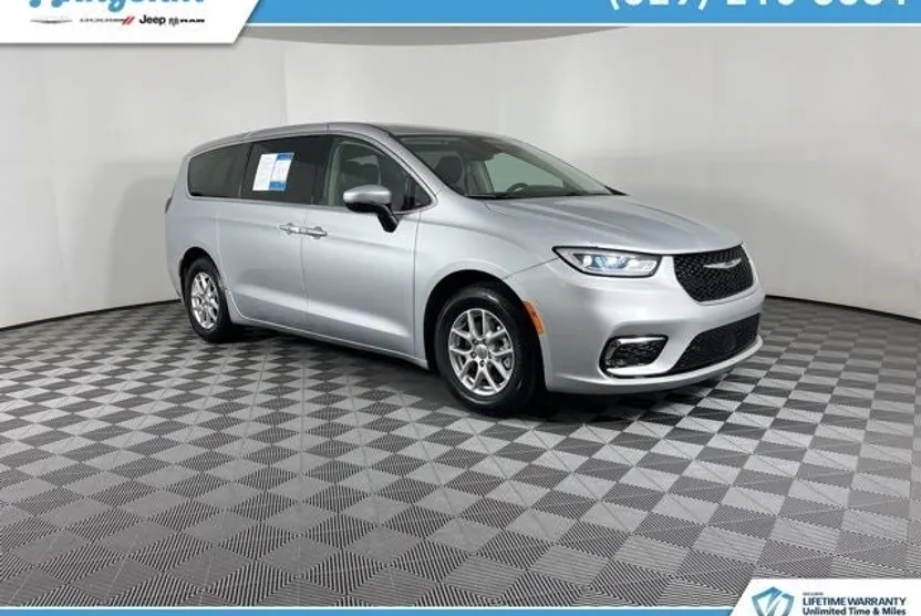 2023 Chrysler Pacifica Touring L photo 1