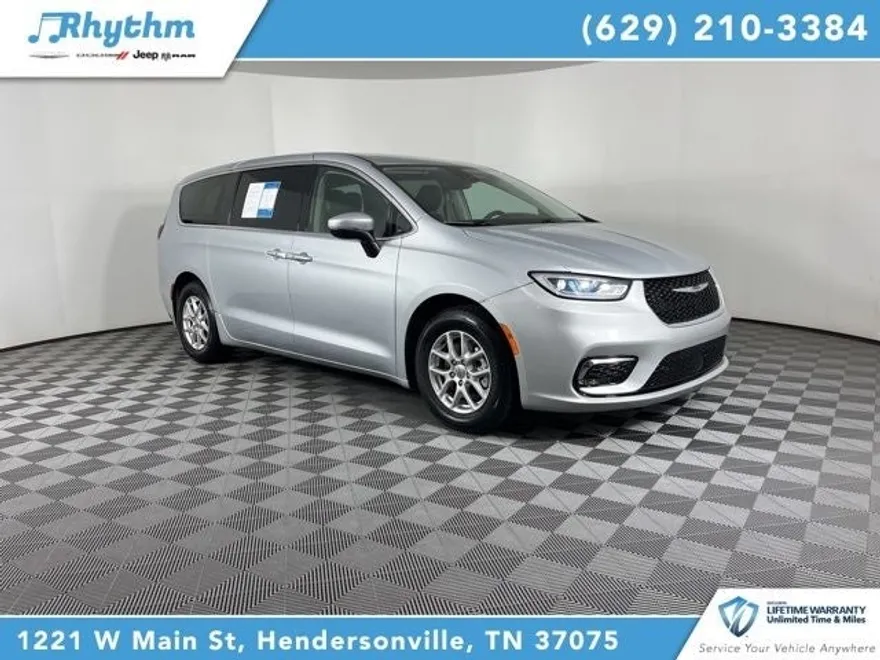 2023 Chrysler Pacifica Touring L photo 1