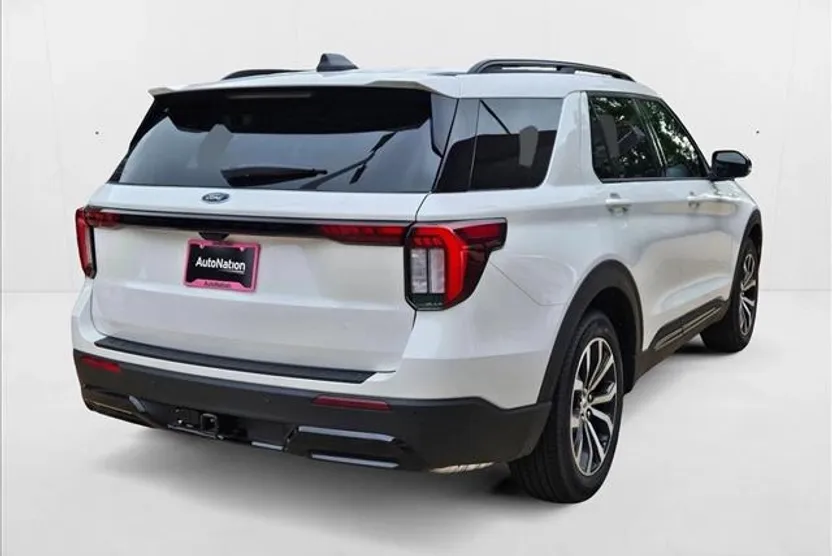 2025 Ford Explorer ST-Line photo 1