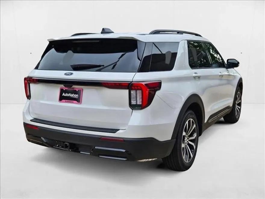 2025 Ford Explorer ST-Line photo 1