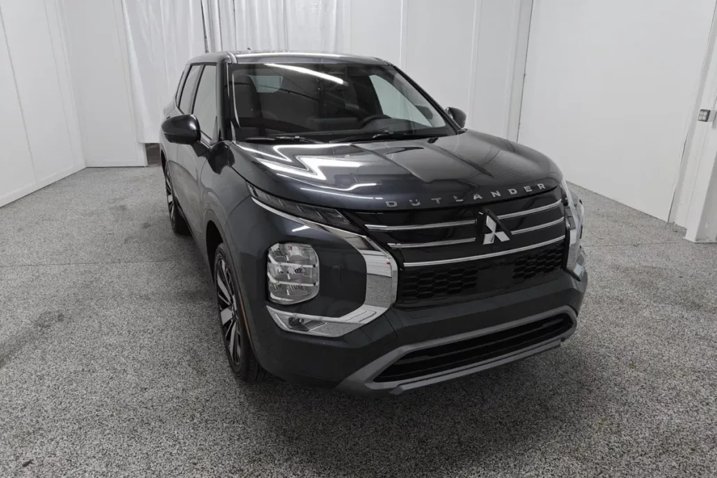 2025 Mitsubishi Outlander SE photo 1