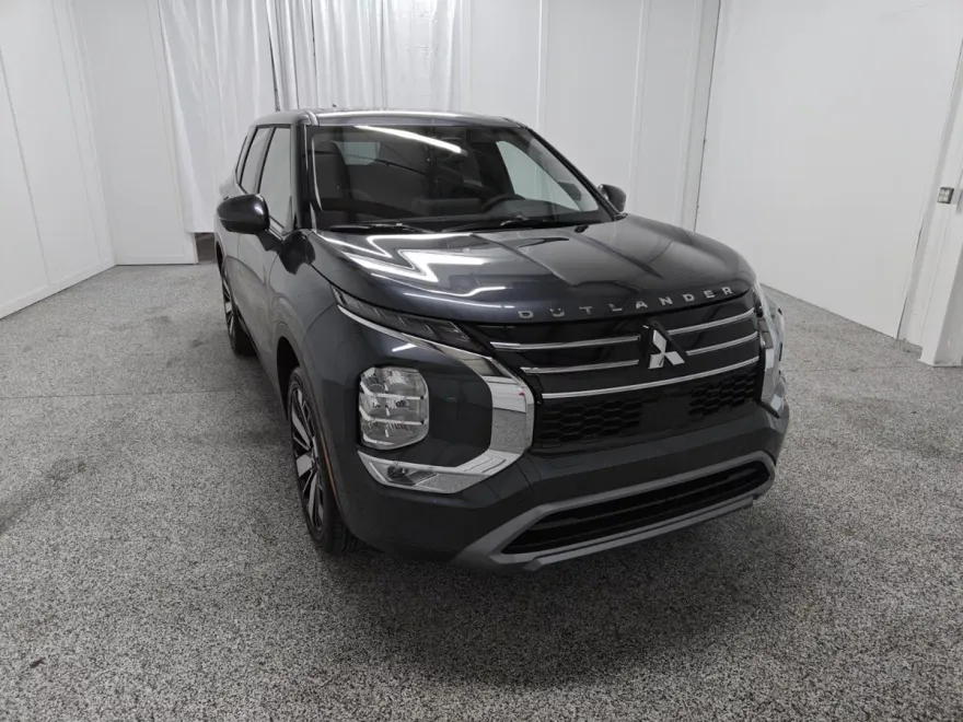 2025 Mitsubishi Outlander SE photo 1