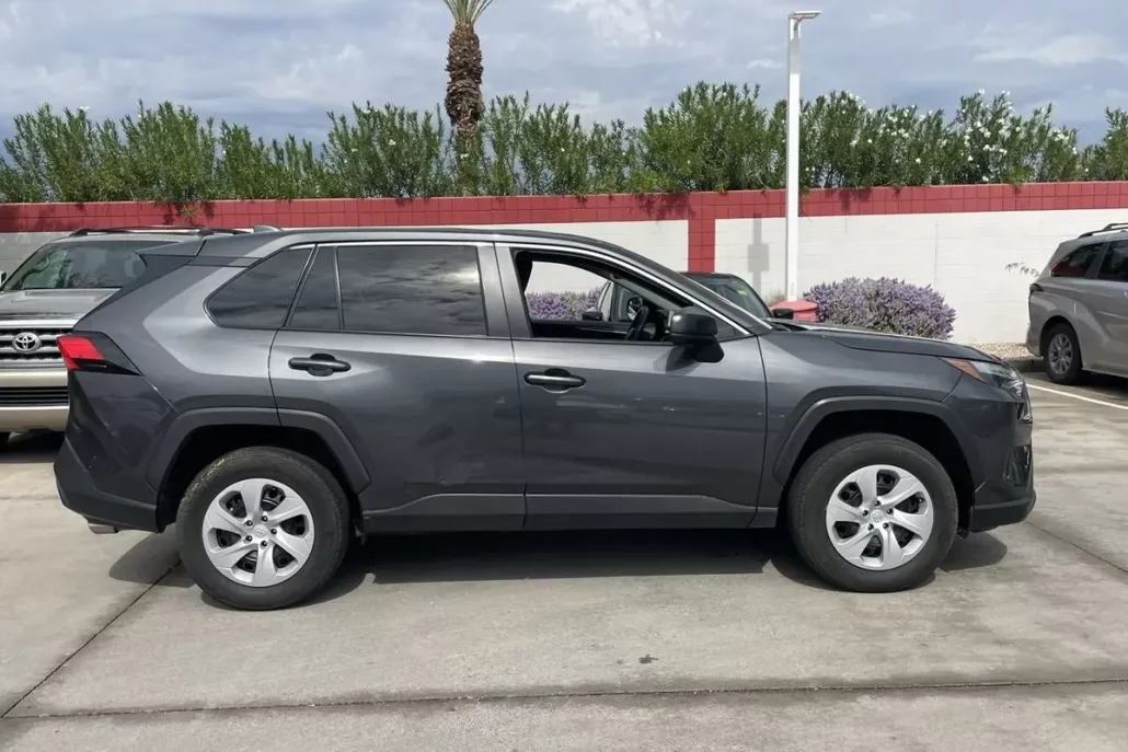2024 Toyota RAV4 LE photo 1