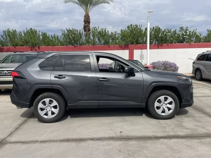 2024 Toyota RAV4 LE photo 1