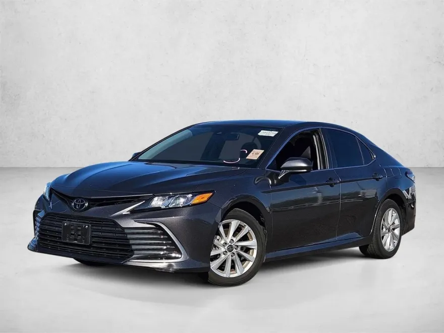2023 Toyota Camry LE photo 1