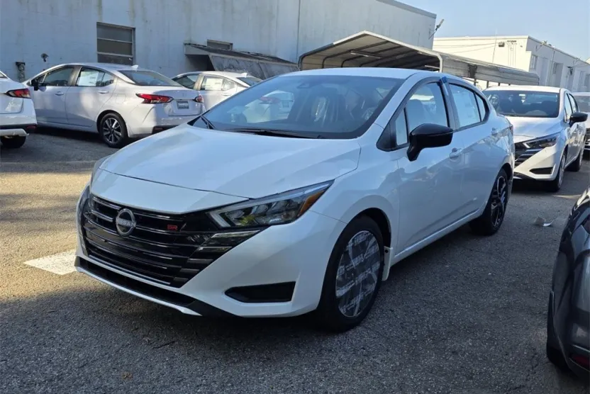 2025 Nissan Versa 1.6 SR photo 1