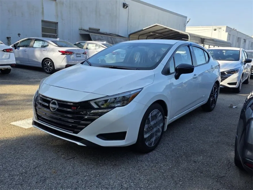 2025 Nissan Versa 1.6 SR photo 1