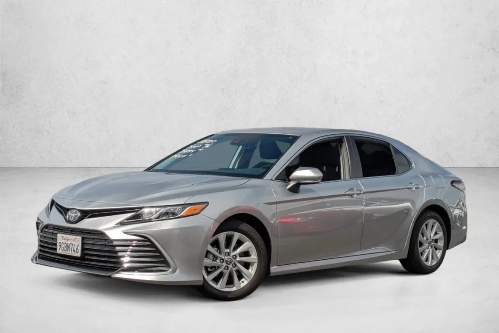 2023 Toyota Camry LE photo 1