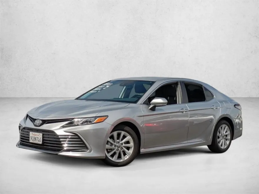 2023 Toyota Camry LE photo 1