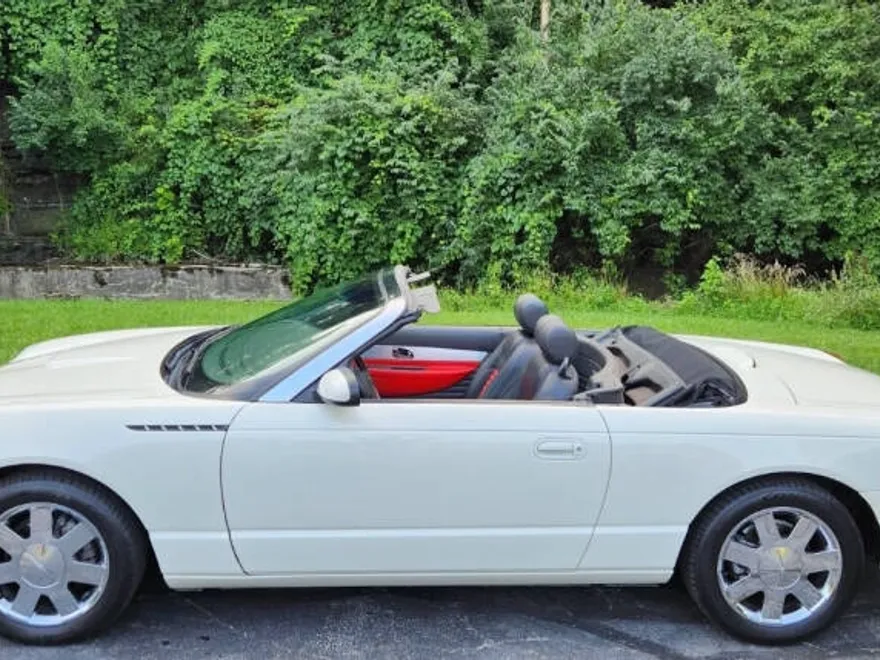2002 Ford Thunderbird Deluxe photo 1