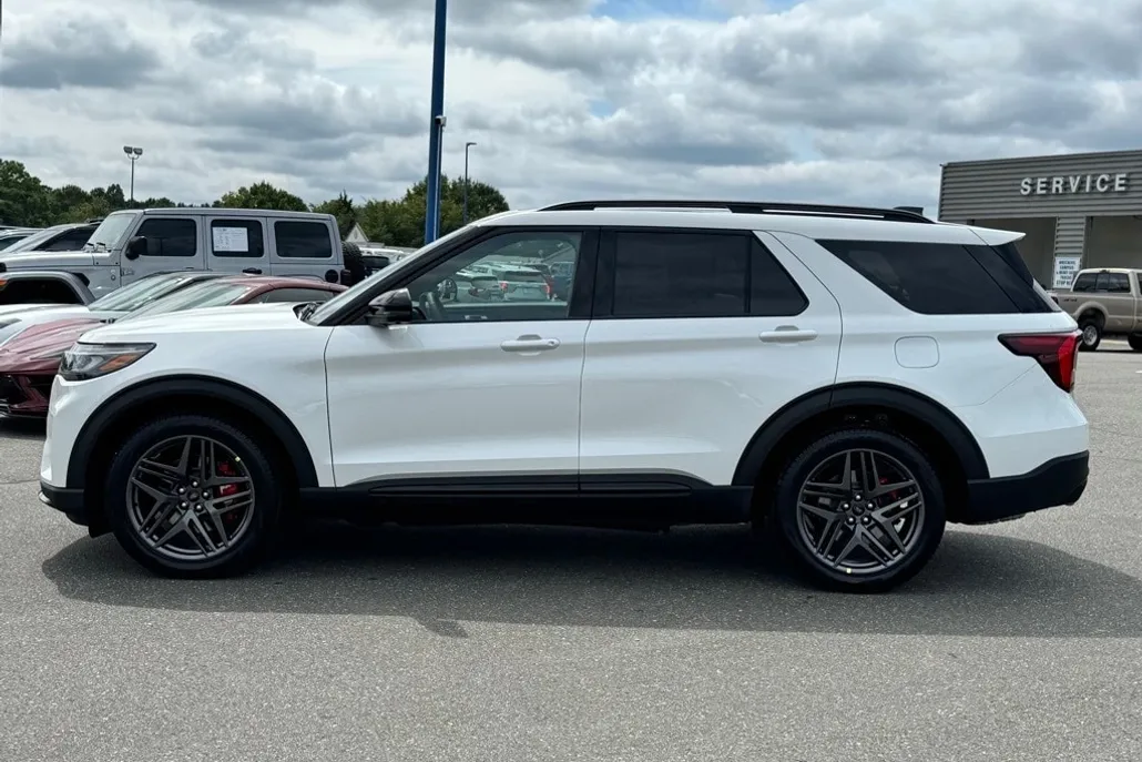 2025 Ford Explorer ST photo 1