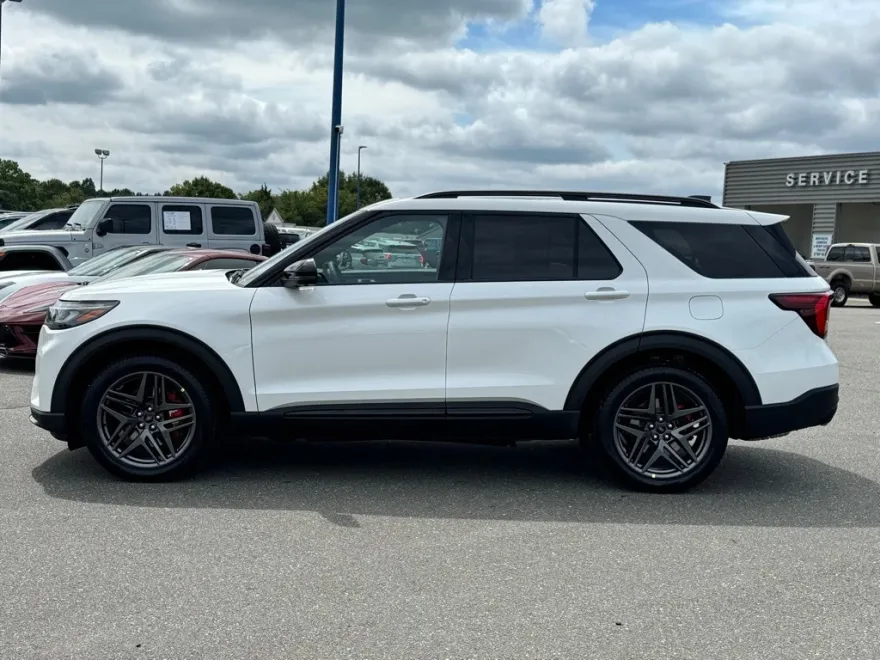 2025 Ford Explorer ST photo 1