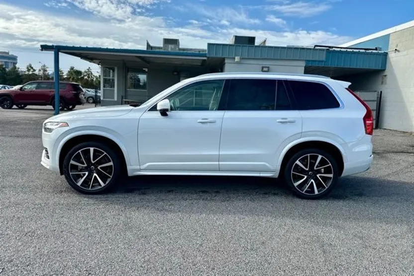 2022 Volvo XC90 T6 AWD Momentum photo 1